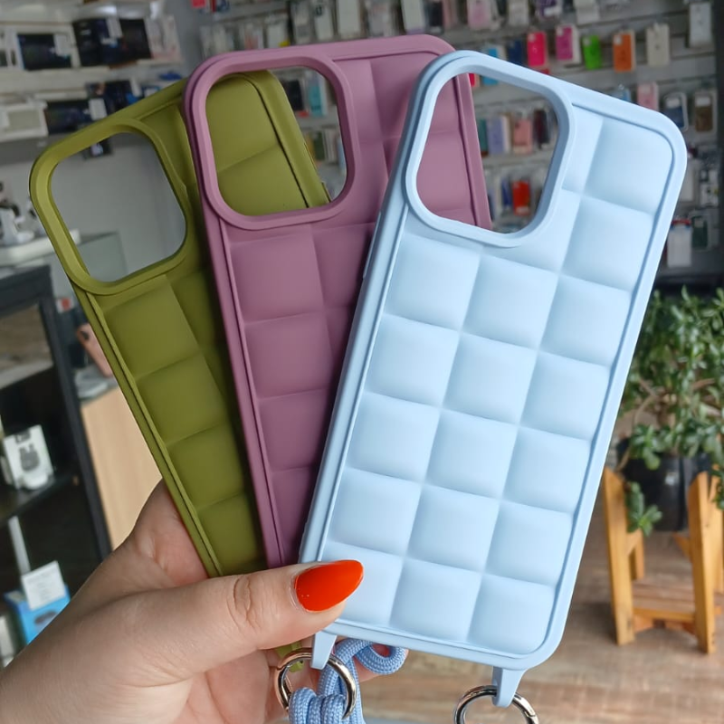 FUNDA PUFFER CHOCOLATE CON CORREA IPHONE 13 PRO MAX